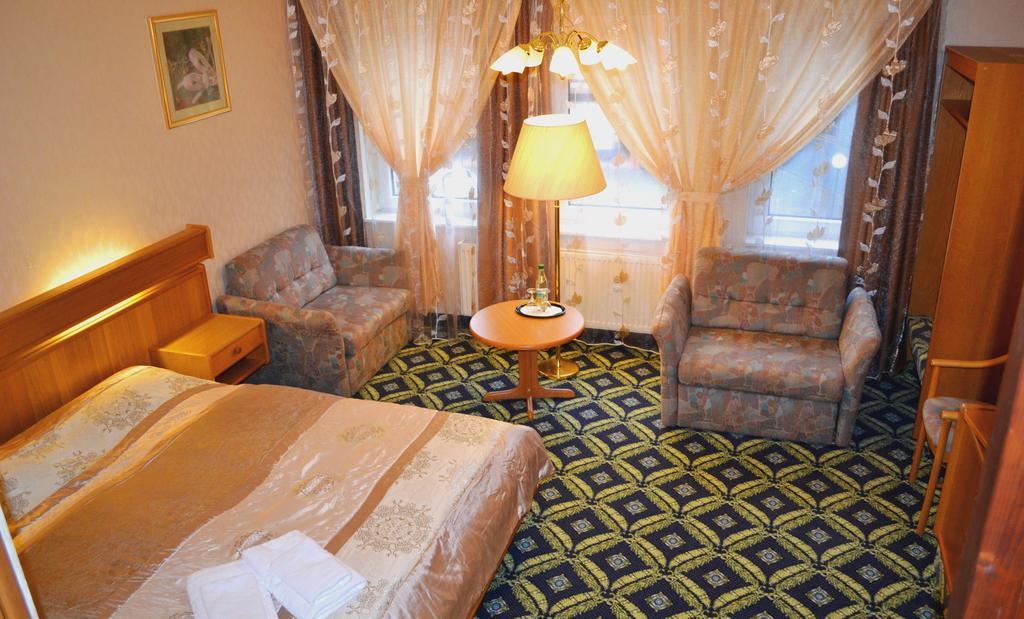Hotel Zum Goldenen Hirsch Sankt Kilian Bilik gambar