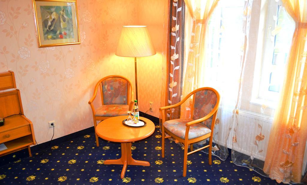 Hotel Zum Goldenen Hirsch Sankt Kilian Bilik gambar