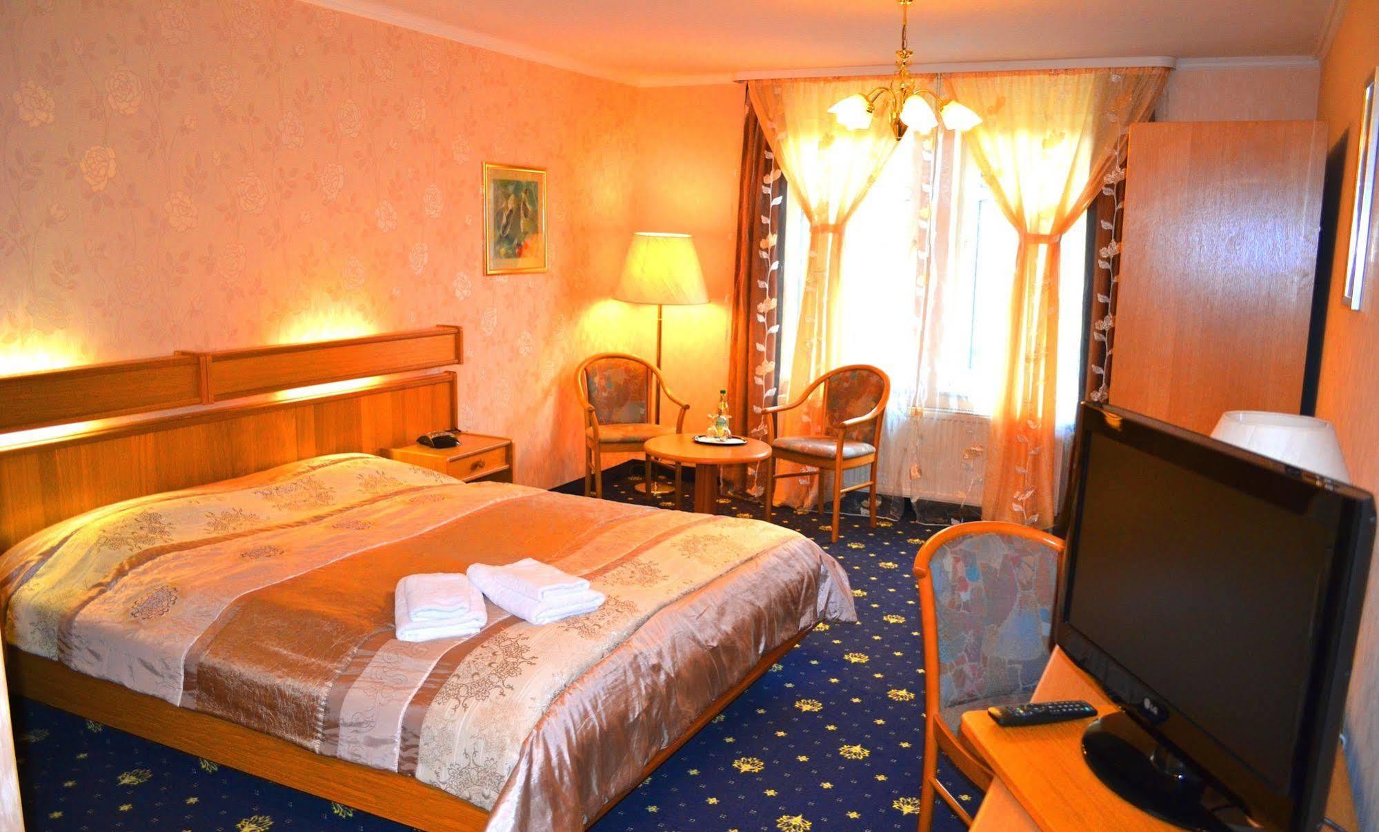 Hotel Zum Goldenen Hirsch Sankt Kilian Luaran gambar