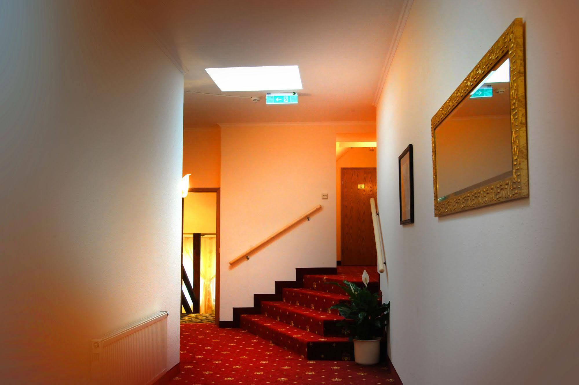 Hotel Zum Goldenen Hirsch Sankt Kilian Luaran gambar